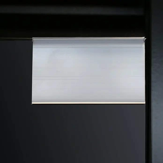 Lüllmann Hängeregisterschrank - H x B x T: 101,2 x 76 x 62 cm, Tiefschwarz, Fertig montiert, Anzahl Schubladen: 3 Stk. - Das Bild zeigt ein klares, rechteckiges Display, das an einer dunklen Oberfläche befestigt ist. Es scheint ein Produktinformationsetikett zu sein.
