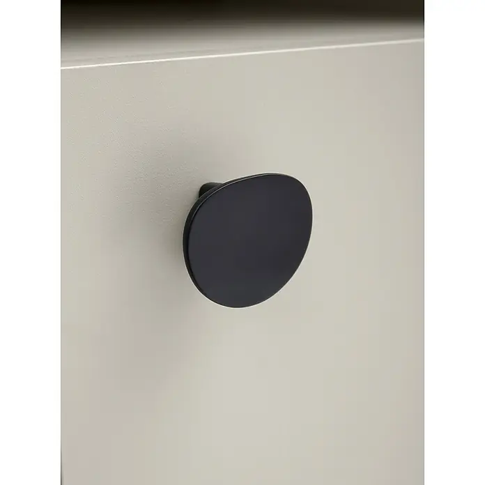 Schildmeyer Edda Highboard - L x B x H: 33 x 60,2 x 103,4 cm, Beige/Schwarz - Nahaufnahme eines modernen, mattschwarzen Knopfes an einer hellen Schubladenfront, der ein elegantes Detail der Möbelbeschläge hervorhebt.