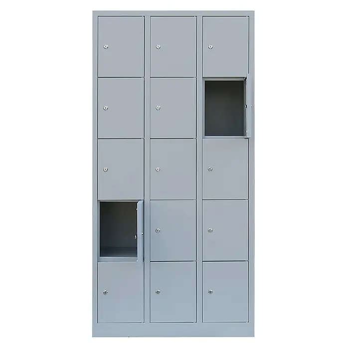 Lüllmann Schließfachschrank - H x B x T: 180 x 88,5 x 50 cm, Lichtgrau, Fertig montiert, Anzahl Fächer: 15 Stk. - Graue Schließfächer mit einigen geöffneten Türen. Ideal für sichere Aufbewahrung in öffentlichen Bereichen.
