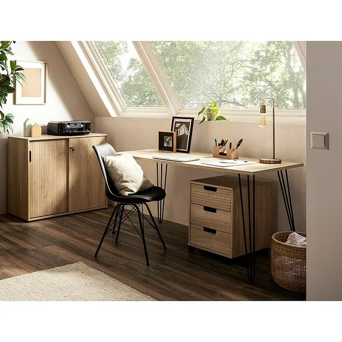Schildmeyer Emmik Rollcontainer - L x B x H: 50 x 40 x 57 cm, Eiche, Anzahl Schubladen: 3 Stk. - Ein heller, einladender Arbeitsbereich mit einem Schreibtisch mit Holzplatte und schwarzen Metallbeinen, ergänzt durch einen Rollcontainer.
