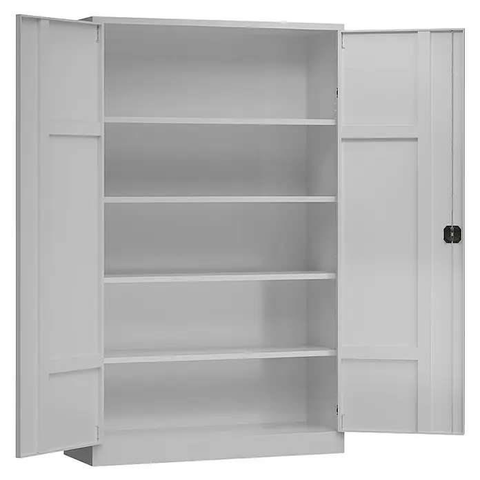 Lüllmann ClassiX Metall-Mehrzweckschrank - H x B x T: 194,5 x 120 x 60 cm, Lichtgrau, Fertig montiert, Anzahl Böden: 4 Stk. - Aufnahme eines weißen Metallschranks mit offenen Türen und mehreren Regalen. Ideal für Büro oder Werkstatt.