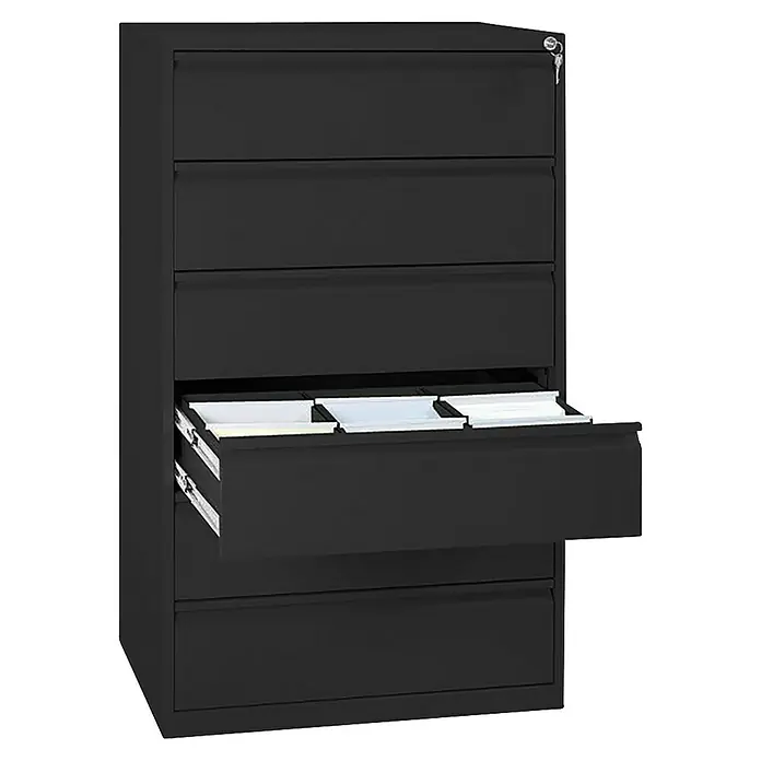 Lüllmann Hängeregisterschrank - H x B x T: 132 x 76 x 62 cm, Tiefschwarz, Fertig montiert, Anzahl Schubladen: 6 Stk. - Schwarzer Aktenschrank mit sechs Schubladen, eine Schublade ist geöffnet und zeigt die darin befindlichen Akten.