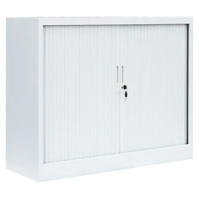 Lüllmann Rollladenschrank - H x B x T: 105 x 120 x 45,7 cm, Signalweiß, Fertig montiert, Anzahl Böden: 2 Stk. - Foto eines weißen Büroschranks mit Rolltüren und Schloss. Praktische Aufbewahrungslösung für Dokumente und Büromaterial.