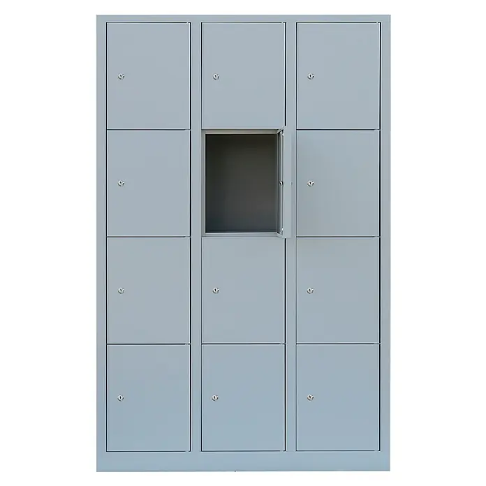 Lüllmann Schließfachschrank - H x B x T: 180 x 118,5 x 50 cm, Lichtgrau, Fertig montiert, Anzahl Fächer: 12 Stk. - Graue Schließfachanlage mit mehreren Fächern, wobei eines davon geöffnet ist und Einblick in den Innenraum gewährt.\n