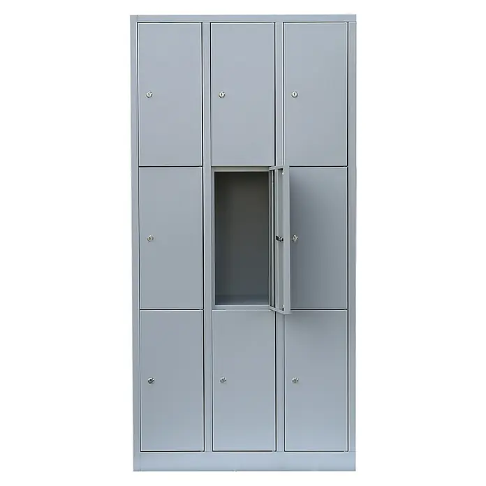 Lüllmann Schließfachschrank - H x B x T: 180 x 88,5 x 50 cm, Lichtgrau, Fertig montiert, Anzahl Fächer: 9 Stk. - Grauer Spindschrank mit zehn Fächern, davon eines geöffnet, ideal für Schulen oder Büros zur Aufbewahrung persönlicher Gegenstände.