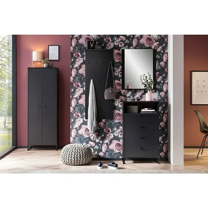 Schildmeyer Janne Schuhschrank - L x B x H: 33 x 60,2 x 169,7 cm, Schwarz - Einladender Eingangsbereich mit einem grauen Kleiderschrank, Garderobenpaneel, Kommode und Spiegel vor einer floralen Tapete.