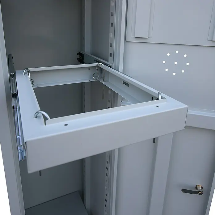 Lüllmann Wäscheschrank - H x B x T: 180 x 41,5 x 50 cm, Lichtgrau, Fertig montiert, Anzahl Türen: 1 Stk. - Detailansicht eines Serverschranks mit ausziehbarer Schublade, ideal für die Organisation von IT-Geräten und Kabelmanagement.