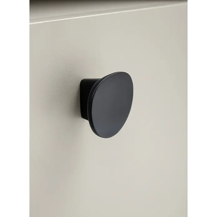 Schildmeyer Edda Highboard - L x B x H: 33 x 60,2 x 103,4 cm, Beige/Schwarz - Nahaufnahme eines modernen, mattschwarzen Möbelknopfes an einer beigen Oberfläche, der ein elegantes und minimalistisches Design zeigt.