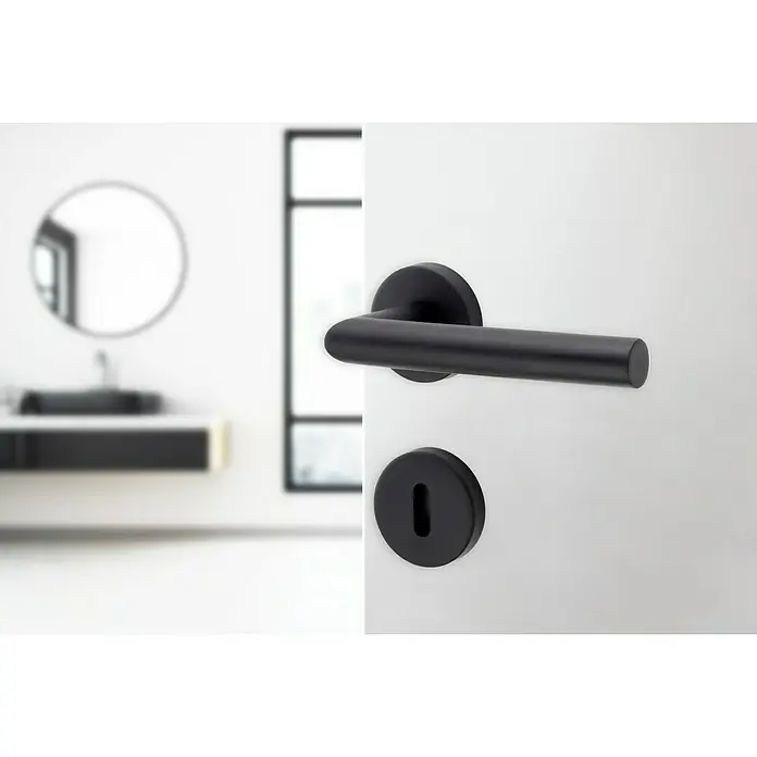 Diamond Doors Modern Drückergarnitur L-Form - Stärke Tür: 38 mm - 45 mm, Edelstahl, L-Form, Buntbart - Nahaufnahme eines modernen, mattschwarzen Türgriffs an einer weißen Tür, der Eleganz und Funktionalität vereint.