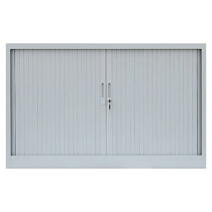 Lüllmann Rollladenschrank - H x B x T: 75 x 120 x 45,7 cm, Lichtgrau, Fertig montiert, Anzahl Böden: 1 Stk. - Bild eines verschlossenen, grauen Rollladenschranks mit Griffen und einem Schlüssel. Der Schrank ist schlicht und funktional gestaltet.
