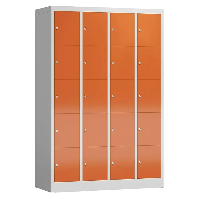 Lüllmann ClassiX Schließfachschrank - H x B x T: 180 x 118,5 x 50 cm, Lichtgrau/Feuerrot, Fertig montiert, Anzahl Fächer: 20 Stk. - Aufnahme von einem Schranksystem mit vier Spalten orangefarbener Türen und weißen Rahmen, ideal für Umkleideräume.