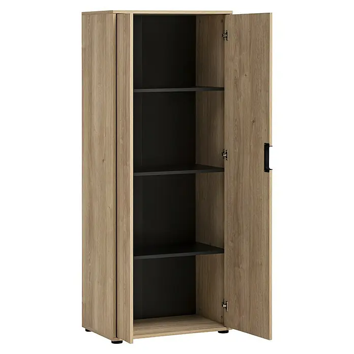 Schildmeyer Emmik Aktenschrank - L x B x H: 41 x 65,1 x 163,6 cm, Eiche - Ein offener, heller Holzschrank mit drei Regalen und einem schwarzen Griff. Das Möbelstück bietet Stauraum und eine moderne Optik.