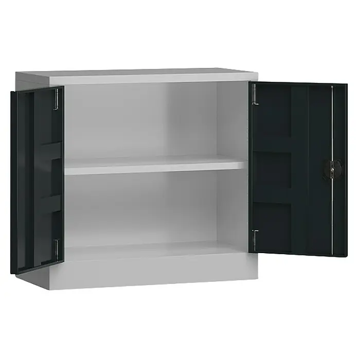 Lüllmann ClassiX Metall-Mehrzweckschrank - H x B x T: 75 x 80 x 38 cm, Lichtgrau/Anthrazit, Fertig montiert, Anzahl Böden: 1 Stk. - Ein grauer Schrank mit zwei offenen, dunklen Türen und einem Regal im Inneren, der Stauraum bietet.