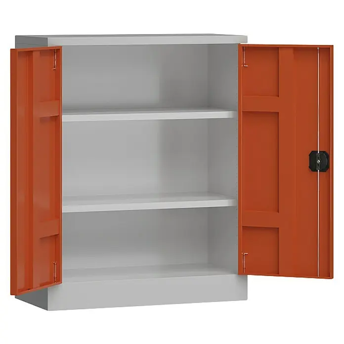 Lüllmann ClassiX Metall-Mehrzweckschrank - H x B x T: 100 x 80 x 38 cm, Lichtgrau/Feuerrot, Fertig montiert, Anzahl Böden: 2 Stk. - Ein offener, grauer Metallschrank mit orangefarbenen Türen und zwei Einlegeböden. Ideal zur Aufbewahrung und Organisation von Gegenständen.