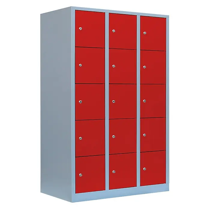 Lüllmann Schließfachschrank - H x B x T: 180 x 118,5 x 50 cm, Lichtgrau/Feuerrot, Fertig montiert, Anzahl Fächer: 15 Stk. - Dreispaltiger Spindschrank mit roten Türen und silberfarbenem Rahmen, ideal zur Aufbewahrung von persönlichen Gegenständen.
