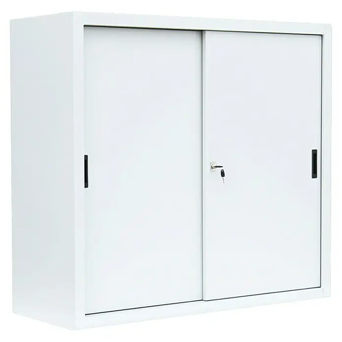 Lüllmann Schiebetür Schrank - H x B x T: 109 x 120 x 45 cm, Signalweiß, Fertig montiert, Anzahl Böden: 2 Stk. - Ein weißer Aktenschrank mit Schiebetüren und einem Schloss für die sichere Aufbewahrung von Dokumenten und Büromaterialien.