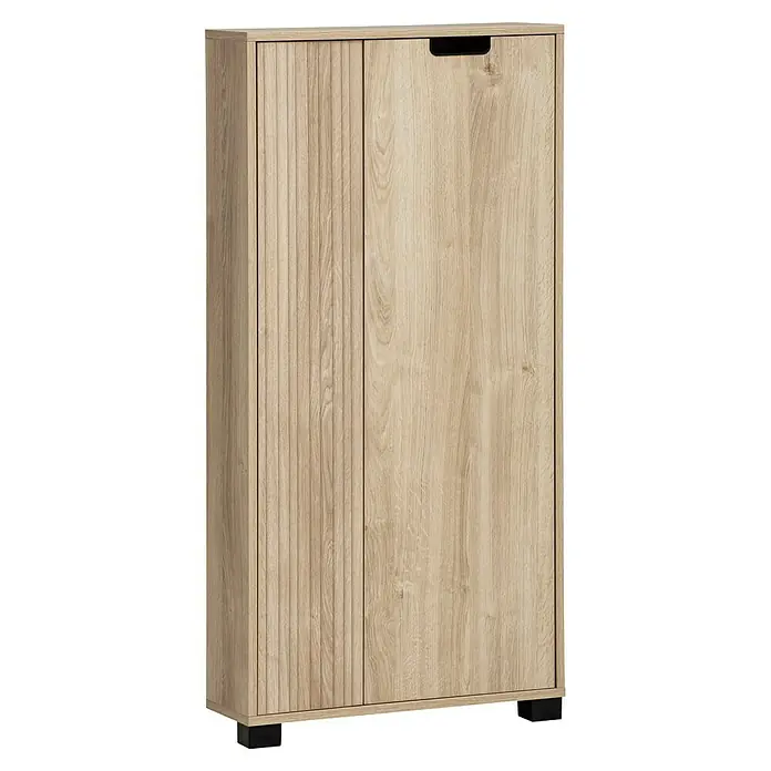 Schildmeyer Emmik Highboard - L x B x H: 19,5 x 59,9 x 124 cm, Eiche, Matt - Eine Nahaufnahme eines hellen Holzschranks mit zwei Türen, wobei eine Tür ein geriffeltes Design aufweist und die andere einen integrierten Griff hat.