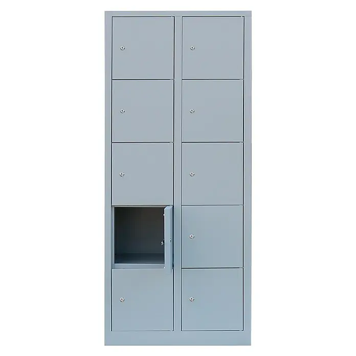 Lüllmann Schließfachschrank - H x B x T: 180 x 80 x 50 cm, Lichtgrau, Fertig montiert, Anzahl Fächer: 10 Stk. - Grauer Spindschrank mit zehn Fächern, eines davon geöffnet, ideal für sichere Aufbewahrung von persönlichen Gegenständen und Dokumenten.