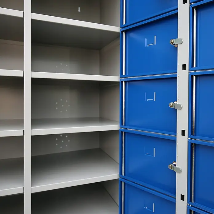 Lüllmann Fächerschrank - H x B x T: 180 x 74 x 50 cm, Lichtgrau/Enzianblau, Fertig montiert, Anzahl Fächer: 16 Stk. - Das Bild zeigt einen Metallschrank mit offenen Regalen auf der linken Seite und blauen Fächern mit Schlössern auf der rechten Seite.