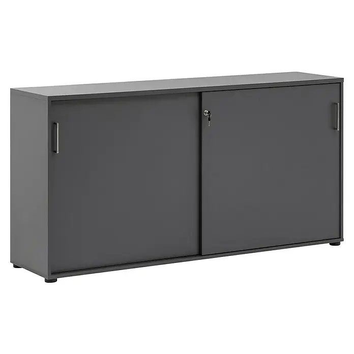 Schildmeyer 1500 Schiebetür Schrank - L x B x H: 41 x 160,2 x 84,2 cm, Anthrazit - Ein grauer Büroschrank mit zwei Schiebetüren und Griffen, wobei eine Tür mit einem Schloss versehen ist. Praktische Aufbewahrung für Büromaterial.