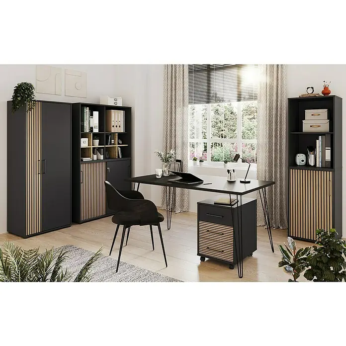 Schildmeyer Hank Schreibtisch - L x B x H: 80 x 140 x 74 cm, Schwarz - Elegantes Heimbüro-Setup mit einem schwarzen Schreibtisch, passenden Schränken und einem stilvollen Bürostuhl.