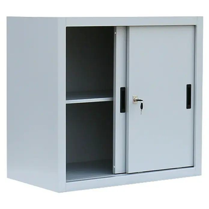 Lüllmann Schiebetür Schrank - H x B x T: 75 x 80 x 45 cm, Lichtgrau, Fertig montiert, Anzahl Böden: 1 Stk. - Ein grauer Büroschrank mit Schiebetüren und Schloss. Der Schrank verfügt über ein offenes Fach mit einem Regalboden.
