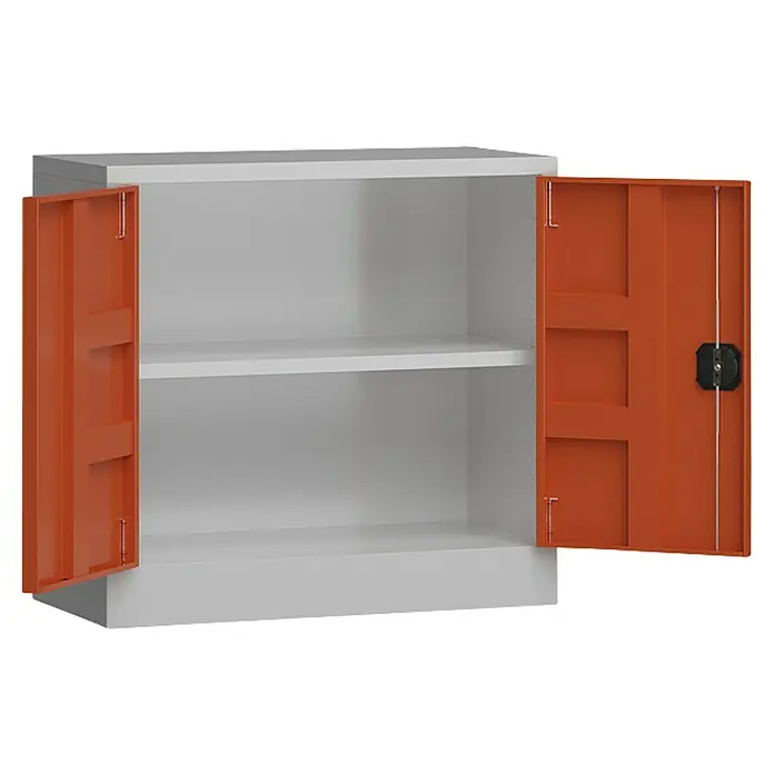 Lüllmann ClassiX Metall-Mehrzweckschrank - H x B x T: 75 x 80 x 38 cm, Lichtgrau/Feuerrot, Fertig montiert, Anzahl Böden: 1 Stk. - Bild eines grauen Metallschranks mit zwei offenen, orangefarbenen Türen, der ein Regal im Inneren zeigt.