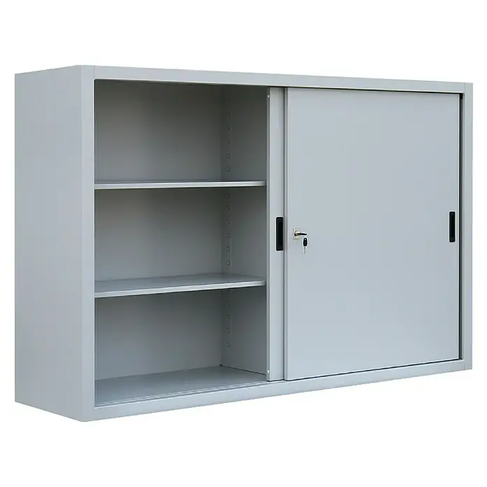 Lüllmann Schiebetür Schrank - H x B x T: 109 x 160 x 45 cm, Lichtgrau, Fertig montiert, Anzahl Böden: 2 Stk. - Ein grauer Büroschrank mit Schiebetüren und Regalen. Der Schrank bietet viel Stauraum für Dokumente und Büromaterialien.