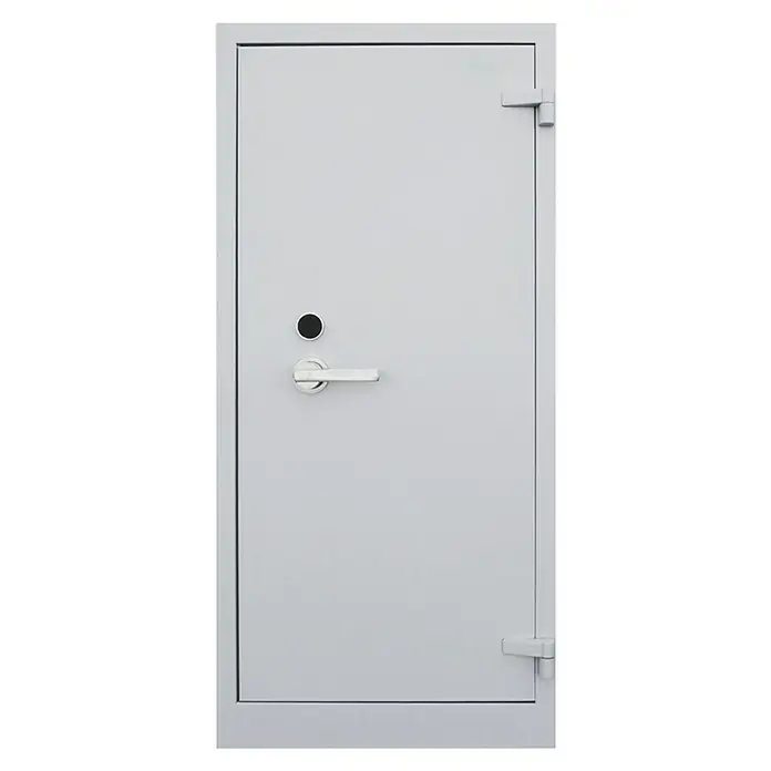 Lüllmann Metall-Mehrzweckschrank Feuergeschützt - H x B x T: 150 x 70 x 55 cm, Lichtgrau, Fertig montiert, Anzahl Böden: 3 Stk. - Eine robuste weiße Tür mit Metallbeschlägen, einem Griff und einem Guckloch, die Sicherheit und Funktionalität vereint.