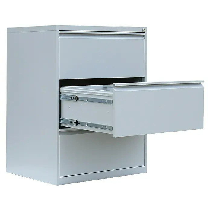 Lüllmann Hängeregisterschrank - H x B x T: 101,2 x 76 x 62 cm, Lichtgrau, Fertig montiert, Anzahl Schubladen: 3 Stk. - Metall-Aktenschrank mit drei Schubladen, wobei die mittlere Schublade teilweise geöffnet ist, um das Produkt hervorzuheben.