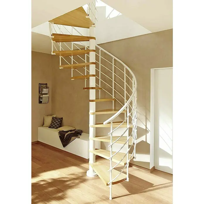 Dolle Spindeltreppe Oslo - Durchmesser: 160 cm, Weiß, Farbe Stufen: Buche Natur, Geschosshöhe: 252 cm - 276 cm - Helle Holzstufen einer eleganten Wendeltreppe mit weißem Geländer fügen sich nahtlos in ein modernes Wohnambiente ein.