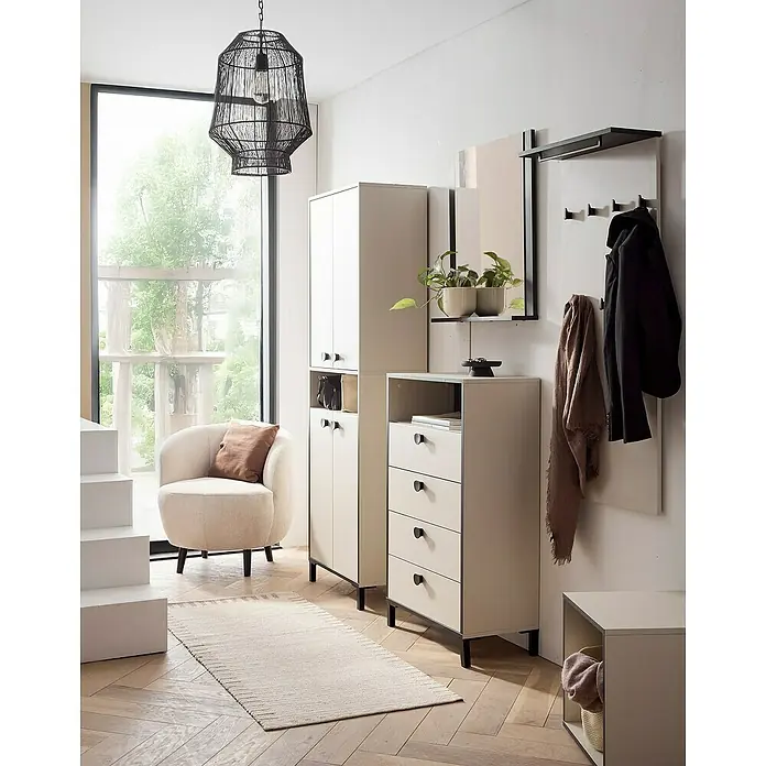 Schildmeyer Edda Garderobenpaneel - L x B x H: 20,9 x 50 x 120,6 cm, Beige/Schwarz - Einladender Flur mit stilvollen Möbeln, darunter ein eleganter Schrank und eine Garderobe mit Haken für Jacken. Die Einrichtung strahlt Wärme aus.