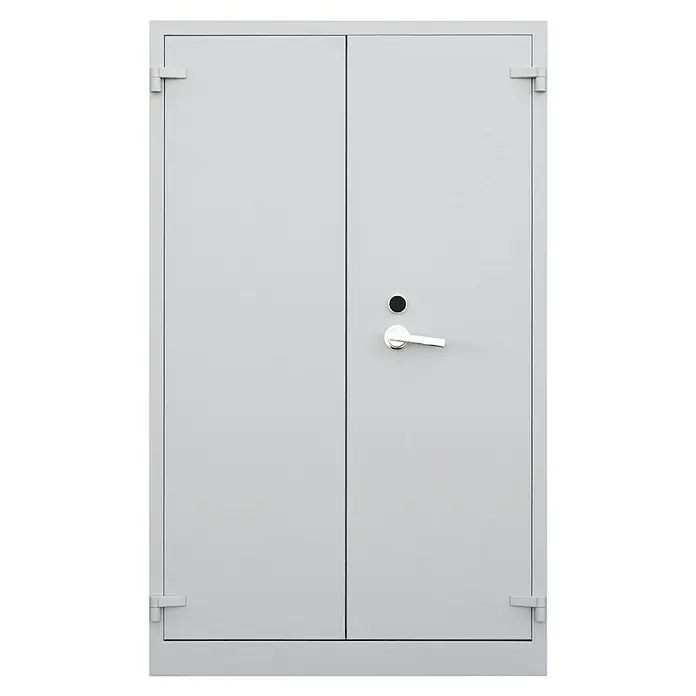 Lüllmann Metall-Mehrzweckschrank Feuergeschützt - H x B x T: 195 x 126 x 55 cm, Lichtgrau, Fertig montiert, Anzahl Böden: 4 Stk. - Ein grauer Waffenschrank mit Doppeltür und einem silbernen Griff in der Mitte der rechten Tür. Mit Schlössern an allen vier Ecken.