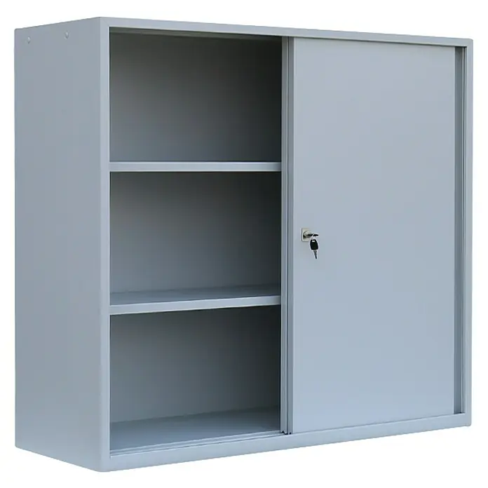 Lüllmann ClassiX Schiebetür Schrank - H x B x T: 109 x 120 x 45 cm, Lichtgrau, Fertig montiert, Anzahl Böden: 2 Stk. - Ein grauer Aktenschrank mit Schiebetüren, der teilweise offen ist und Einblick in die Fächer bietet. Mit Schlüssel zum Abschließen des Schranks.