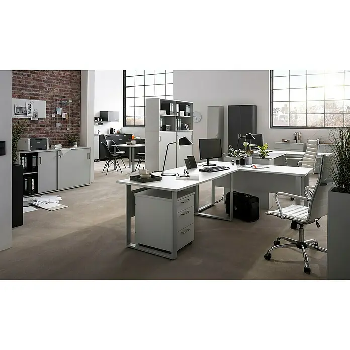 Schildmeyer 1500 Rollcontainer - L x B x H: 49,6 x 41,2 x 60,1 cm, Anthrazit, Anzahl Schubladen: 3 Stk. - Ein helles, modernes Büro mit weißen Schreibtischen, Büromöbeln und großen Fenstern, die für viel natürliches Licht sorgen.