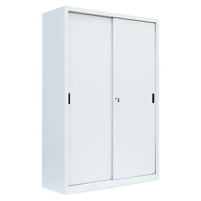 Lüllmann Schiebetür Schrank - H x B x T: 195 x 120 x 45 cm, Signalweiß, Fertig montiert, Anzahl Böden: 4 Stk. - Bild eines weißen Büroschranks mit Schiebetüren und Griffen sowie einem Schloss. Der Schrank ist ideal für die Aufbewahrung von Akten.