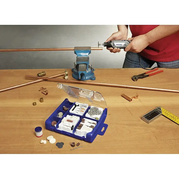 Dremel Zubehör-Set Mod. 723 - 100 Stk., 100 -tlg. - Werkbank-Szene mit einem Dremel Multifunktionswerkzeug und Zubehör, ideal für Heimwerkerprojekte und präzise Arbeiten.