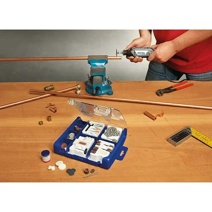 Dremel Zubehör-Set Mod. 723100 Stk., 100 -tlg. - Werkbank-Szene mit einem Dremel Multifunktionswerkzeug und Zubehör, ideal für Heimwerkerprojekte und präzise Arbeiten.