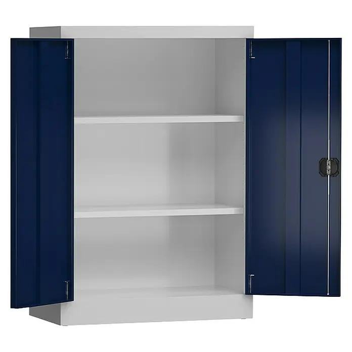 Lüllmann ClassiX Metall-Mehrzweckschrank - H x B x T: 120 x 92 x 42 cm, Lichtgrau/Enzianblau, Fertig montiert, Anzahl Böden: 2 Stk. - Aufnahme eines Schranks mit offenen blauen Türen und weißen Regalen.