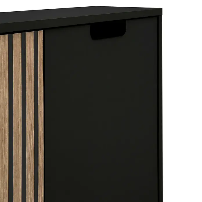 Schildmeyer Ryker Schrank - L x B x H: 19,5 x 59,8 x 124 cm, Schwarz - Nahaufnahme eines modernen schwarzen Schuhschranks mit Lamellentüren.