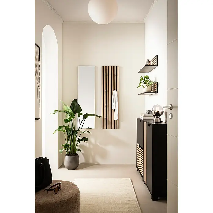 Schildmeyer Ryker Wandspiegel - B x H: 30 x 110,5 cm - Elegante Fluransicht mit einer Garderobe mit Lamellen-Design, einem Spiegel und einem stilvollen Schuhschrank mit passenden Regalen.