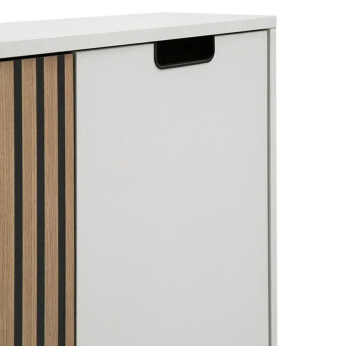 Schildmeyer Ryker Schrank - L x B x H: 19,5 x 59,8 x 85,2 cm, Weiß - Schrankdetail mit Holzlamellen und Griff. Das Möbelstück zeichnet sich durch sein modernes Design aus.