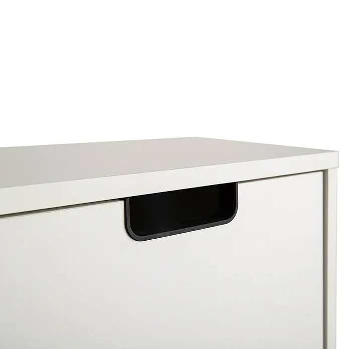 Schildmeyer Ryker Schuhregal - L x B x H: 59,8 x 19,5 x 85,2 cm, Weiß, Anzahl Fächer: 2 Stk. - Nahaufnahme eines weißen Möbelschranks mit einem schwarzen Griff, der ein minimalistisches Design und schlichte Linien zeigt.