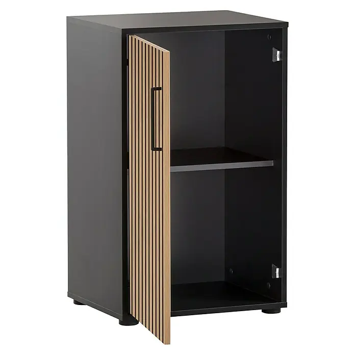 Schildmeyer Hank Schrank - L x B x H: 41 x 51 x 83,6 cm, Schwarz/Artisan Eiche - Ein grauer Wandschrank mit einer offenen Lamellentür und einem schwarzen Griff, der ein modernes Möbelstück für die Aufbewahrung darstellt.