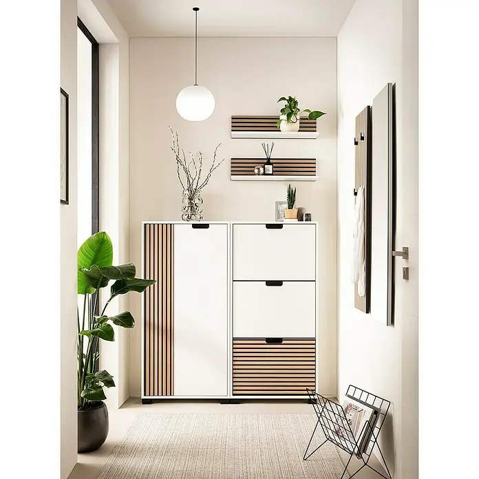 Schildmeyer Ryker Schrank - L x B x H: 19,5 x 59,8 x 124 cm, Weiß - Elegantes Flur-Interieur mit einem Schuhschrank in Weiß und Holzoptik, Wandregalen und einer stilvollen Beleuchtung.