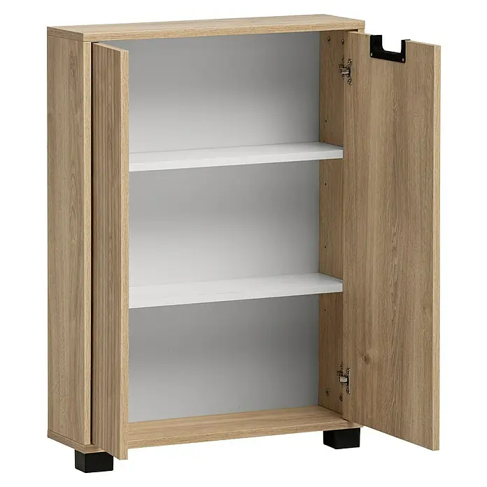 Schildmeyer Emmik Highboard - L x B x H: 19,5 x 59,9 x 85,2 cm, Eiche, Matt - Aufnahme eines offenen Holzschranks mit zwei weißen Regalen im Inneren. Der Schrank hat zwei nach außen öffnende Türen.