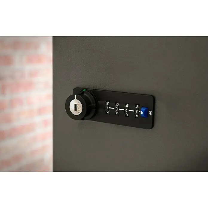 Schildmeyer Spind Locked - L x B x H: 40,6 x 45,5 x 92,6 cm, Anzahl Türen: 1 Stk., Anthrazit, Zahlenschloss - Nahaufnahme eines Zahlenschlosses an einem dunklen Tresor oder Schrank, das Sicherheit und Schutz von Wertsachen symbolisiert.