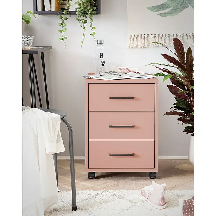 Schildmeyer Ruby Rollcontainer - L x B x H: 50 x 40 x 57 cm, Apricot, Anzahl Schubladen: 3 Stk. - Ein rosa Rollcontainer mit drei Schubladen und schwarzen Griffen, der zusätzlichen Stauraum im Raum bietet.