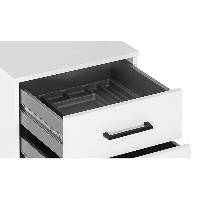 Schildmeyer Ruby Rollcontainer - L x B x H: 50 x 40 x 57 cm, Weiß, Anzahl Schubladen: 3 Stk. - Auszug aus einem weißen Schrank mit einem Schubladeneinsatz aus Kunststoff für Besteck, der sich in der Schublade befindet.