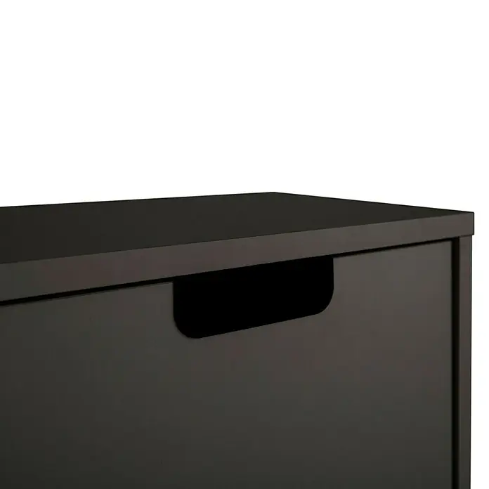 Schildmeyer Ryker Schuhregal - L x B x H: 59,8 x 19,5 x 85,2 cm, Schwarz, Anzahl Fächer: 2 Stk. - Nahaufnahme eines dunklen Nachttisches mit Schublade und integriertem Griff.